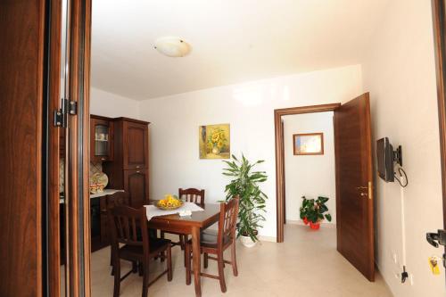 a kitchen and dining room with a table and chairs at Carmelina in Marina di Pescoluse