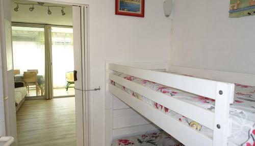 - un escalier blanc dans une chambre dans l'établissement Studio proche port et plages, au calme (impasse), à Hyères
