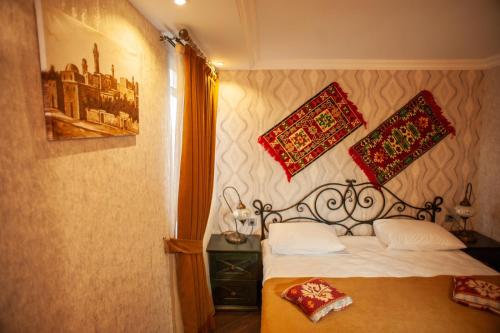 Ένα ή περισσότερα κρεβάτια σε δωμάτιο στο Khan Xan Hotel Baku
