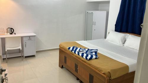 Postel nebo postele na pokoji v ubytování Madras Inn Nungambakam