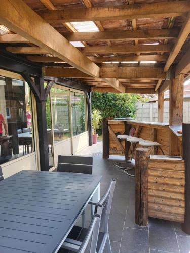 un patio extérieur avec une pergola en bois dans l'établissement Maison cosy - 4 chambres doubles, à Bergerac