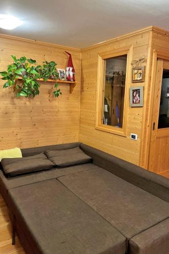 a room with a couch in the corner of a room at Chalet Erika: che vista! in San Martino di Castrozza