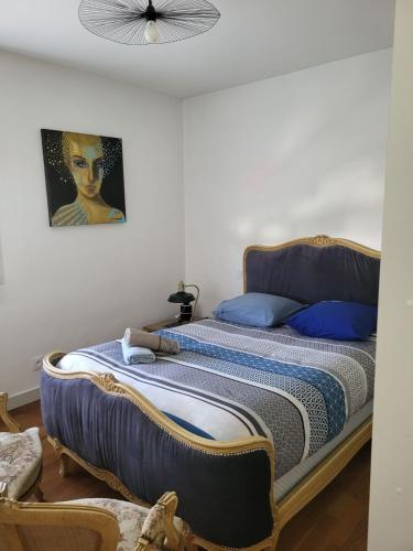 une chambre avec deux lits et un tableau au mur dans l'établissement Maison cosy - 4 chambres doubles, à Bergerac