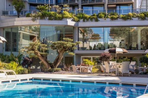 Bazén v ubytování Garda Suite Hotel - Tonelli Hotels nebo v jeho okolí