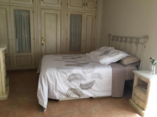 a bedroom with a bed with white sheets and pillows at Apartamento Dúplex Casa Jares in Caspe