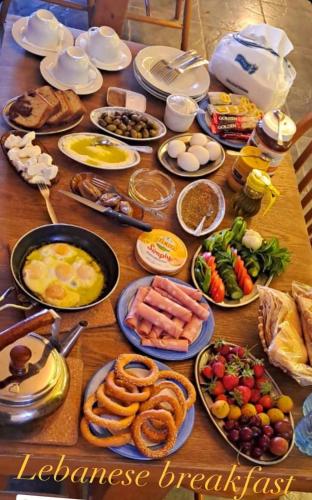 uma mesa cheia de diferentes tipos de alimentos para o pequeno-almoço em Maison du sud hotel em Ibil es-saqi
