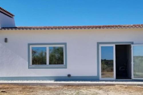 una casa bianca con porta e finestre di House near Elvas on Olive Farm a Monte do Falcato