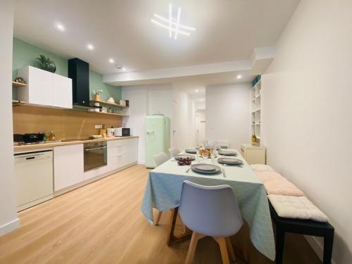 une cuisine avec une table et des chaises dans une pièce dans l'établissement Casa Coeur Doutre, à Angers