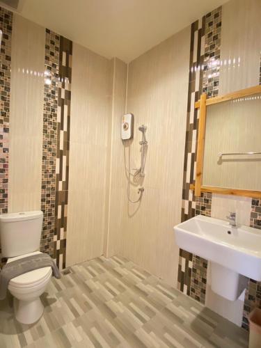 a bathroom with a toilet and a sink at Sakura Yama Resort in Khao Kho