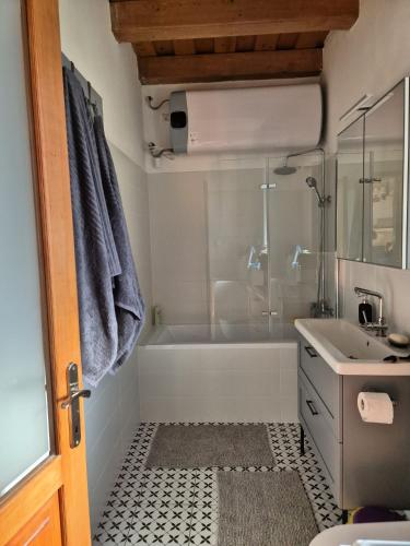 a bathroom with a bath tub and a sink at Véneki-pihi Vendégház in Vének