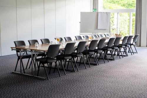 a conference room with a long table and chairs at Best Western Plus Park Globetrotter Copenhagen Airport in Copenhagen