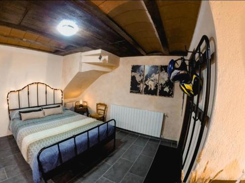 - une chambre avec un lit et un escalier dans l'établissement Le refuge de la Panxa ¡Una experiencia mágica!, à Ur