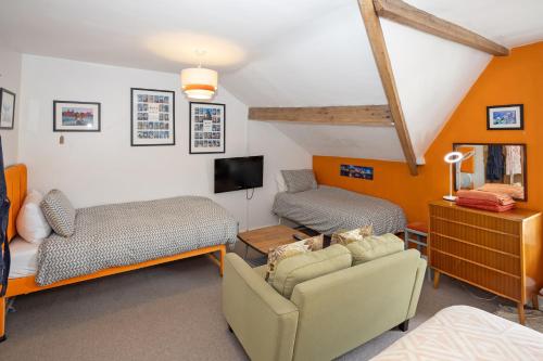 The Green House Guest House Image