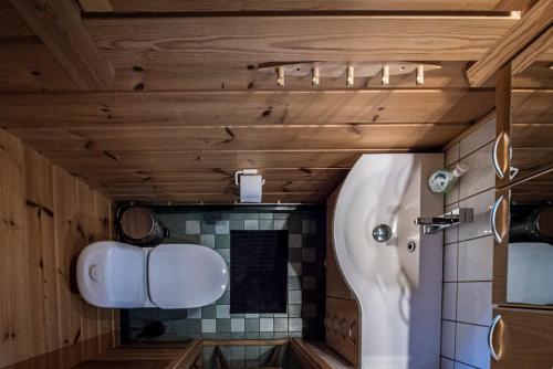 Camera con soffitti in legno e bagno con servizi igienici. di Rock and Lake a Harjunmaa