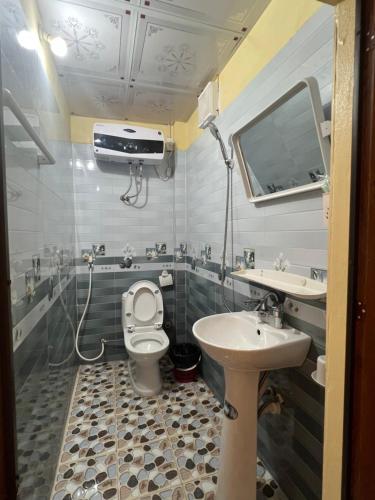 un baño con inodoro y lavabo en Mai Tiến homestay 188, en Mai Chau