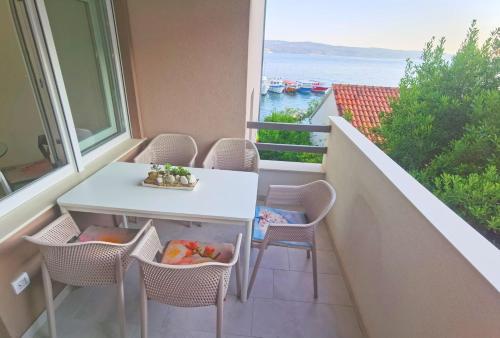 Double bedroom apartment No 16, first row by the sea, Beach House Ana