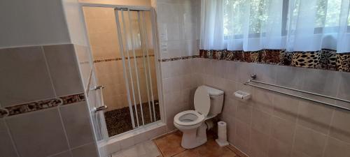 Un baño de Easy Five Guest House