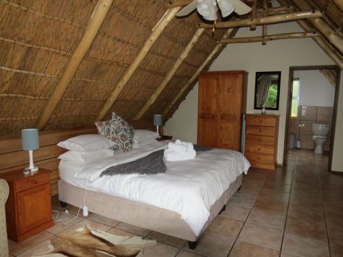 Una cama o camas en una habitación de Easy Five Guest House