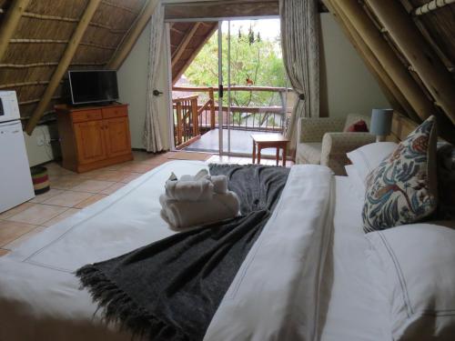 Una cama o camas en una habitación de Easy Five Guest House