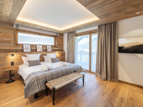 Posteľ alebo postele v izbe v ubytovaní Chalet familial avec SPA et sauna à Courchevel, proche de la télécabine et des commodités. - FR-1-568-36