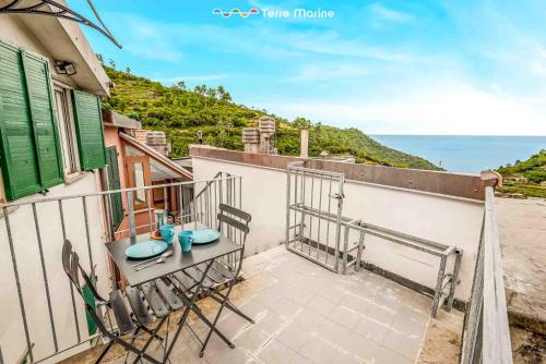 a balcony with a table and chairs and the ocean at Country View, Terre Marine in Groppo