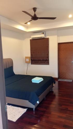 a bedroom with a bed and a ceiling fan at Villa E in Taling Ngam Beach