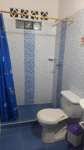 a bathroom with a toilet and a shower at Finca Chévere in San Rafael