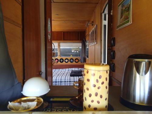- une cuisine avec un comptoir et une bouilloire sur une table dans l'établissement Caravane vintage avec spa, à Saint-Aignan
