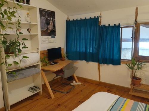 une pièce avec un bureau avec un ordinateur et une fenêtre dans l'établissement Grande maison pour vacances en famille, à Salvagnac