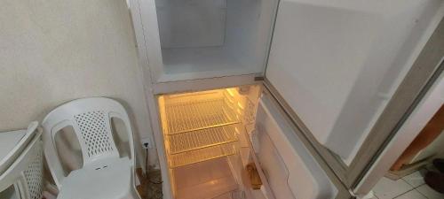 阿拉亚尔-杜卡布Casa - Centro - Arraial do Cabo - Aluguel Econômico的厨房里有一台空冰箱，门敞开着