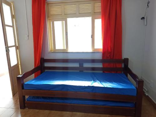 阿拉亚尔-杜卡布Casa - Centro - Arraial do Cabo - Aluguel Econômico的有窗户的房间里的一张床