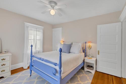 Ένα ή περισσότερα κρεβάτια σε δωμάτιο στο Charming New England Home in West Hartford Center