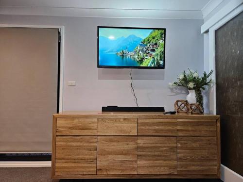 TV a/nebo společenská místnost v ubytování Allawah Hideaway Tamworth