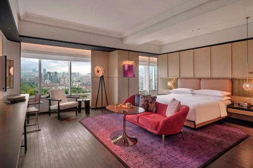Postel nebo postele na pokoji v ubytování Hyatt Centric Zhongshan Park Shanghai