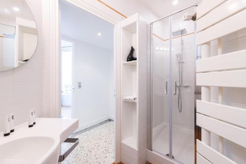 Koupelna v ubytování HotelHome Paris 16