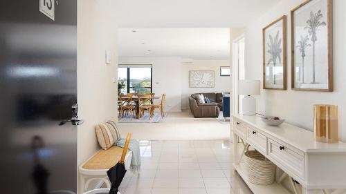 Posezení v ubytování Bay Vista Penthouse - Heart of Nelson Bay