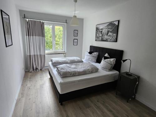 un dormitorio con una cama y una ventana en Gästehaus Kölnische Straße, en Kassel