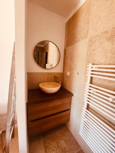 une salle de bain avec un lavabo en bois et un miroir dans l'établissement Maison avec piscine privative près de la mer, à La Londe-les-Maures