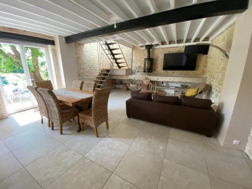 Maison chaleureuse avec piscine et aire de jeux