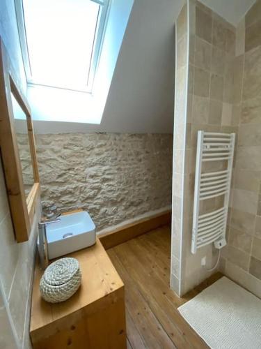 une chambre avec une fenêtre et une table dans l'établissement Maison chaleureuse avec piscine et aire de jeux, à Tramery