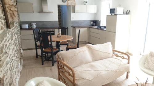un salon avec une chaise et une table dans l'établissement Maison bretonne 4 personnes - Baie de Morlaix, à Taulé