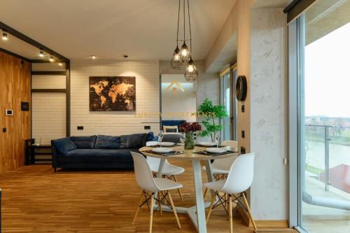 ウージュホロドにあるLuxury Apartments VENECIAのテーブルと椅子とソファのあるリビングルーム