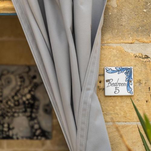 a curtain with a sign that reads december at Room 5 - Twin Room x 2 by Solea in Għarb