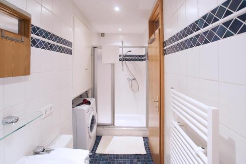 a small bathroom with a toilet and a shower at Rheintor-Apartment in Speyer