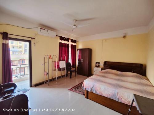 Postel nebo postele na pokoji v ubytování Dreams Abode 01 STUDIO APARTMENT