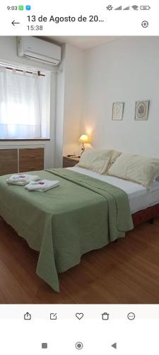 Una cama o camas en una habitación de Monoambientes Peatonal - con cochera