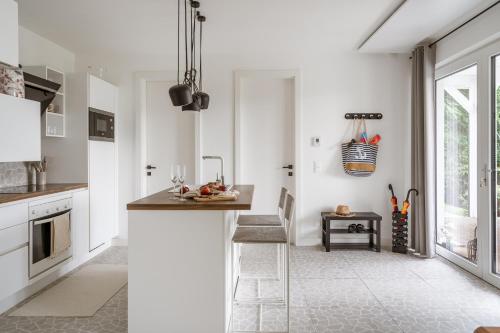 a kitchen with white walls and a counter top at Staymoovers - Gerlitzen & Ossiachersee Panorama, nur 700m zur Kanzelbahn in Annenheim