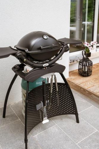 a grill with a helmet on top of a bucket at Staymoovers - Gerlitzen & Ossiachersee Panorama, nur 700m zur Kanzelbahn in Annenheim