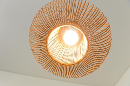 un cesto di vimini con una luce sopra di Porto City Center Mercado do Bolhão Prime location jesuína e as 3 janelas a Porto