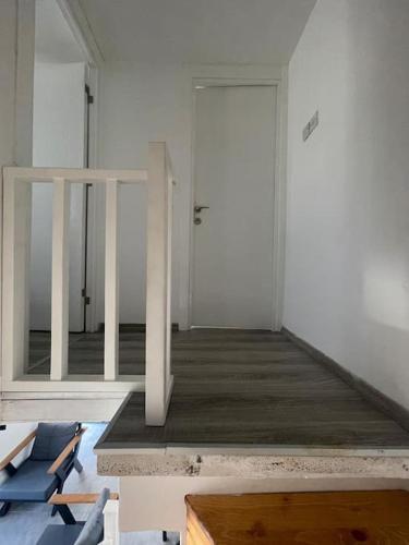 a room with a mirror and a room with a door at Girne KKTC in Ayyorgi